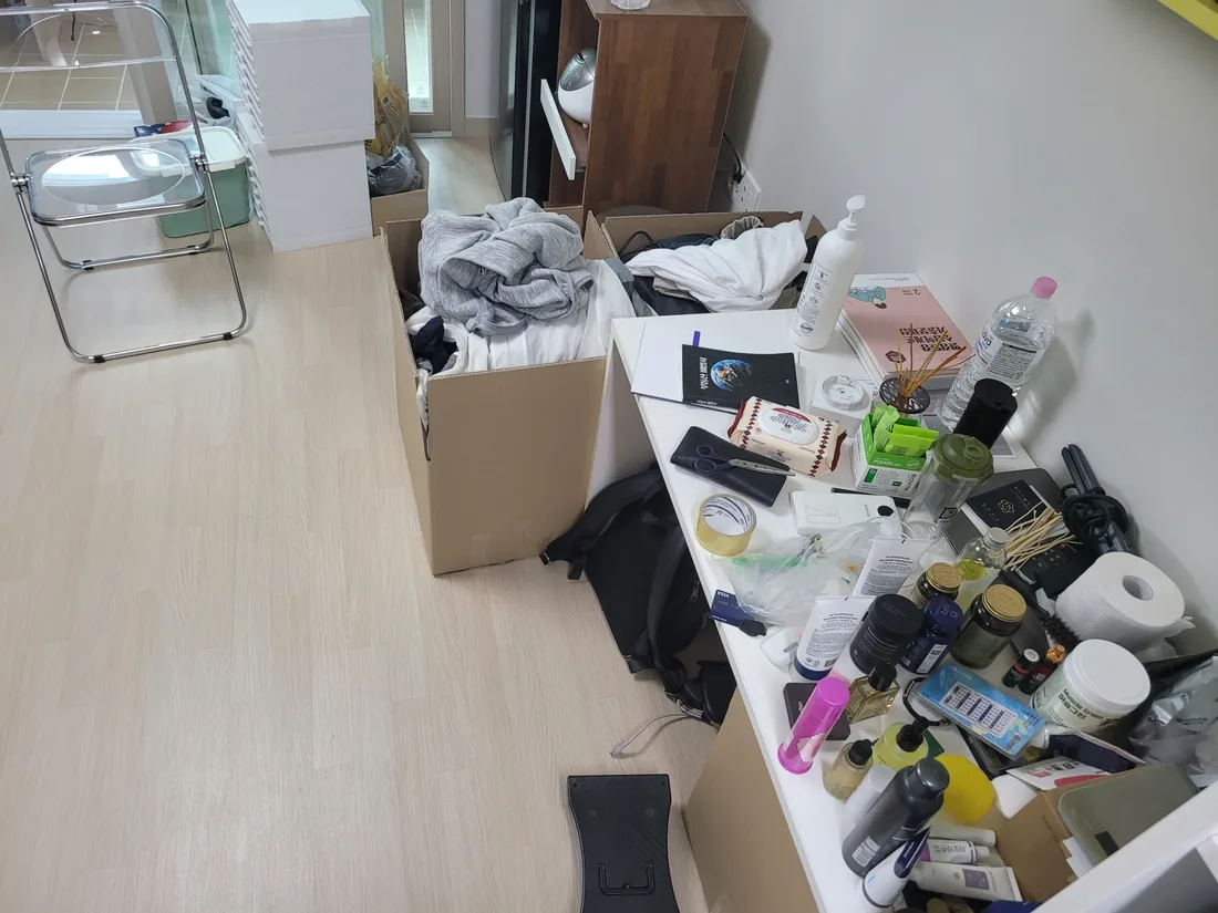 책상 위에 물건이 놓인 원룸
