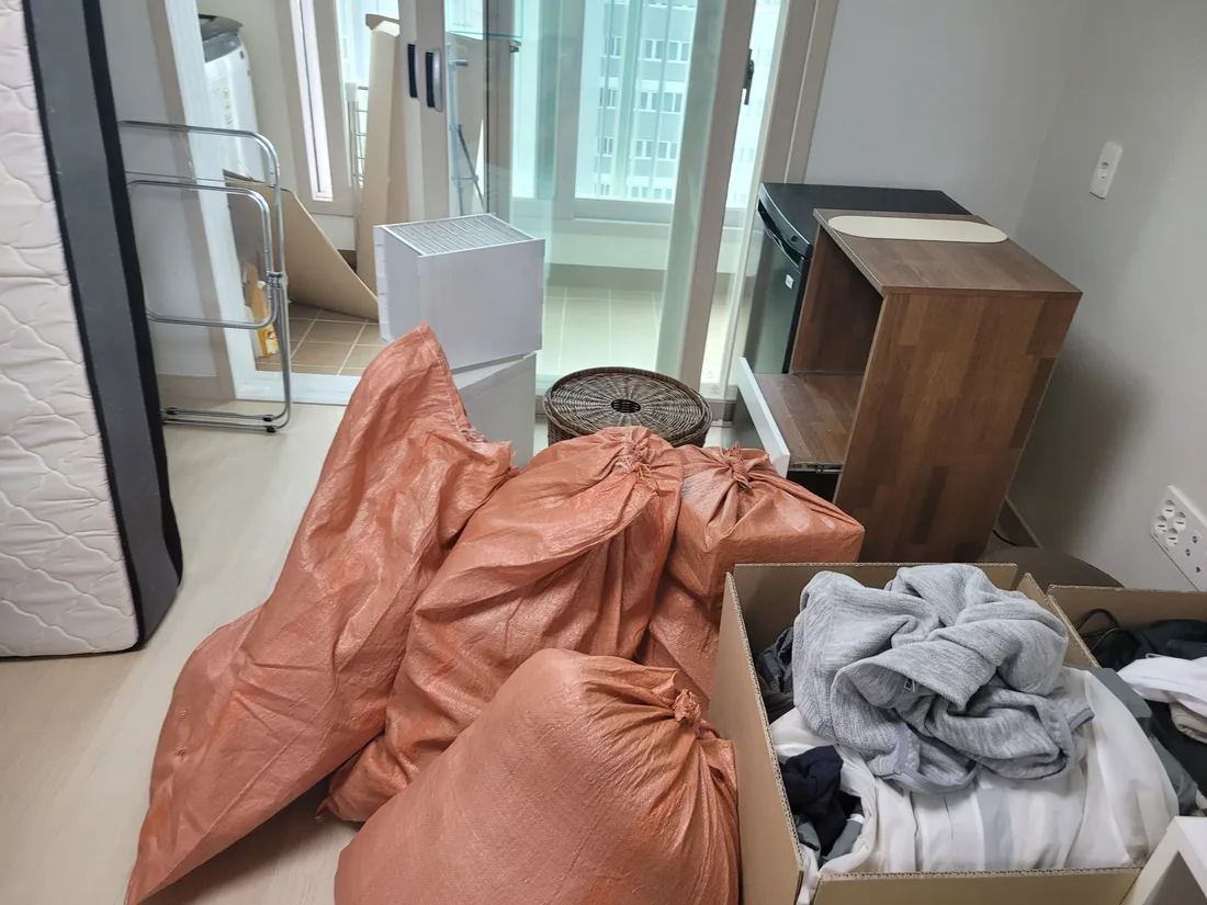 방 한쪽에 쌓아 둔 폐기물 마대