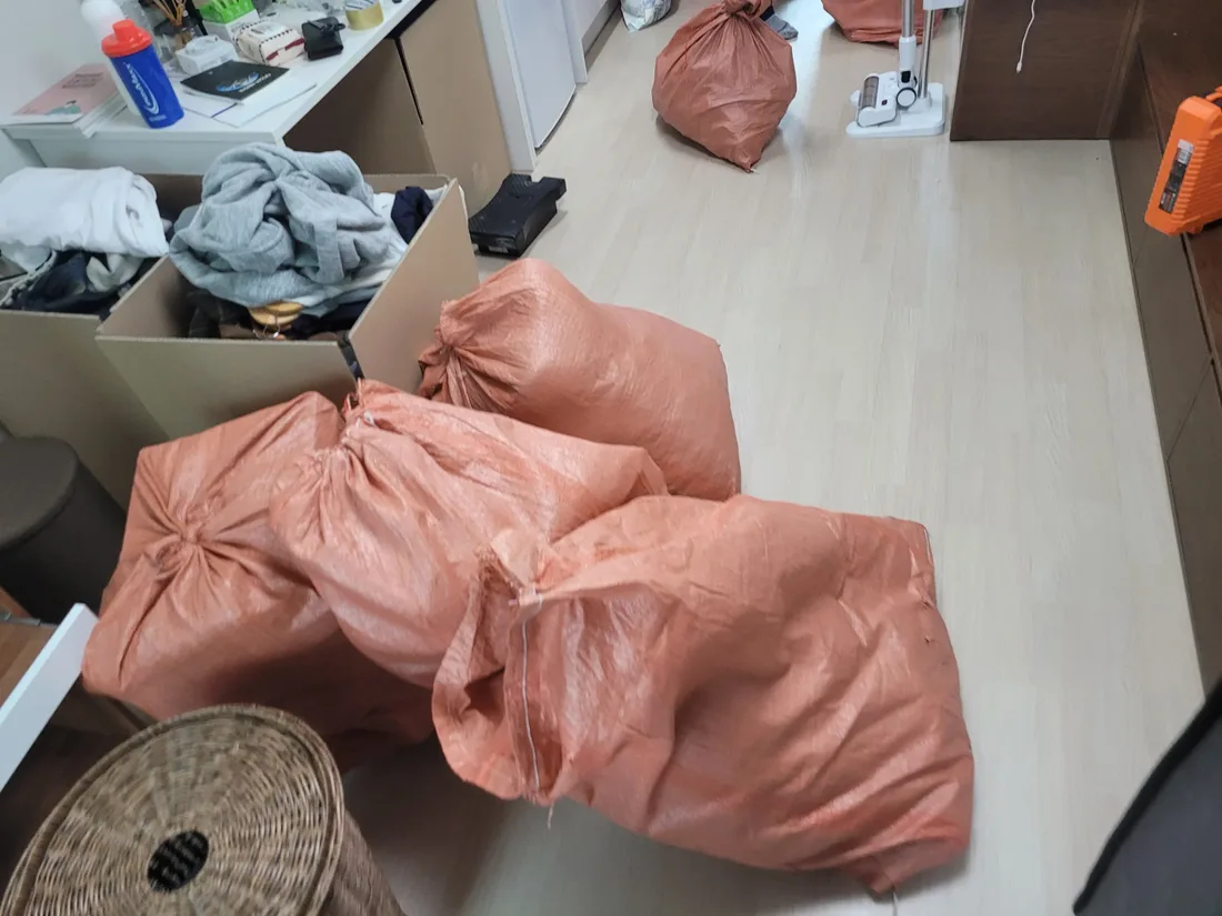 방바닥에 놓인 마대와 상자 현장 모습